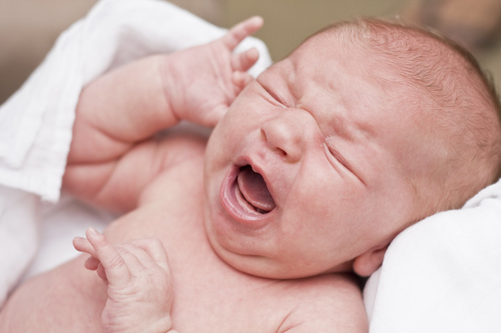 Почему трясется подбородок у новорожденного ребенка?