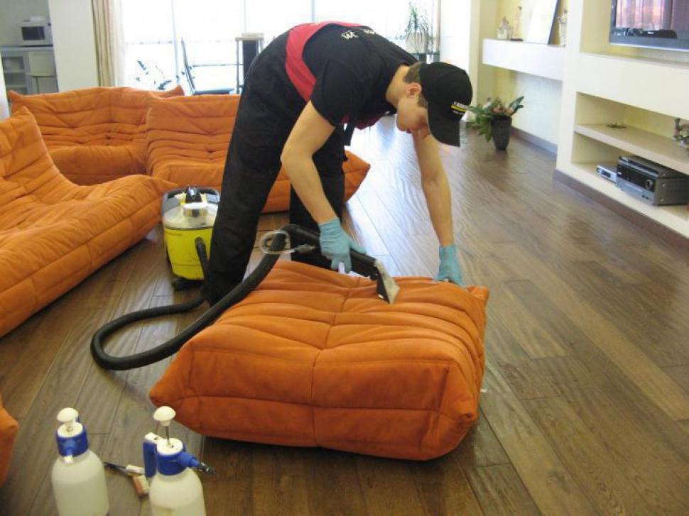 Процесс уборки квартиры после дезинсекции