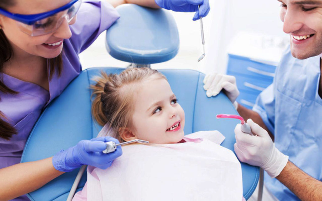 Почему у ребенка чернеют зубы?