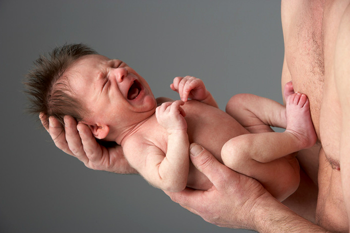 От чего у новорожденного на лице много маленьких прыщичков? Лечится ли это?