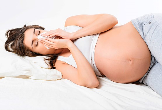 Заложенный нос во время беременности на ранних и поздних сроках: что делать и чем лечить?
