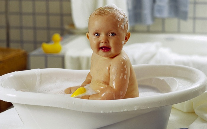 Моем новорожденного правильно: нужно ли мыло?