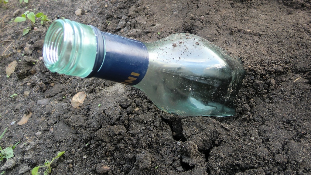 Стеклянная бутылка как средство от кротов