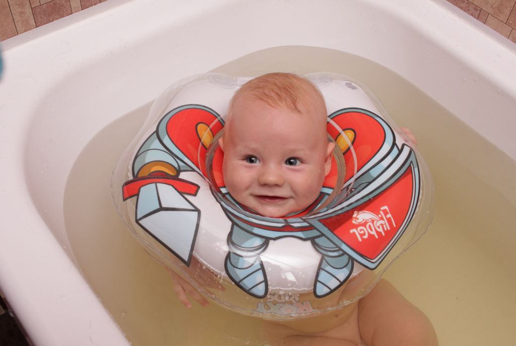Круг для купания новорожденных: польза или вред, правила выбора и использования
