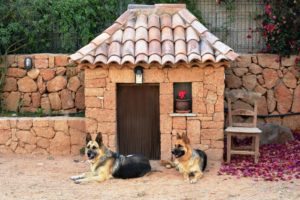 будка для собаки из кирпича