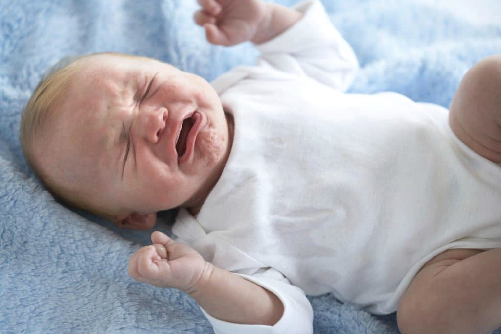 Колики у новорождённого: причины, и как с этим бороться?