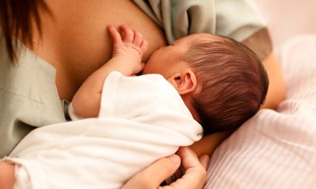 Стоит ли новорожденного будить для кормления днем и ночью?