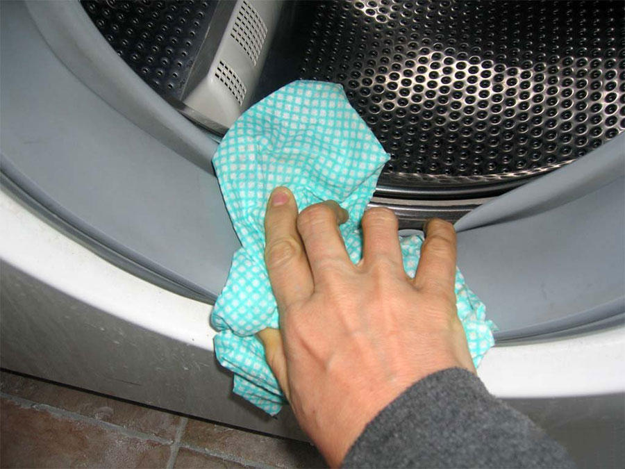Процедура протирания деталей стиральной машинки