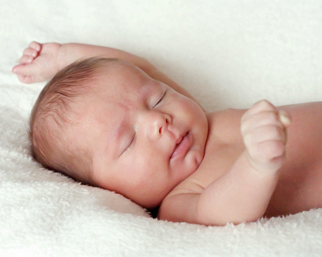 Почему новорожденный во время сна закатывает глаза вверх?