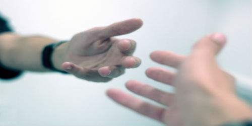 Две руки тянутся друг к другу