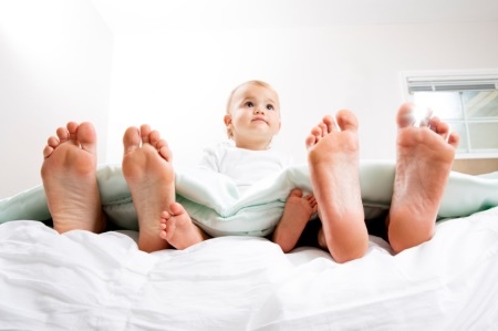 Совместный сон: как отучить ребенка спать с мамой?