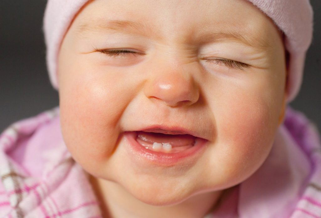 Со скольки месяцев режутся первые зубки у деток?