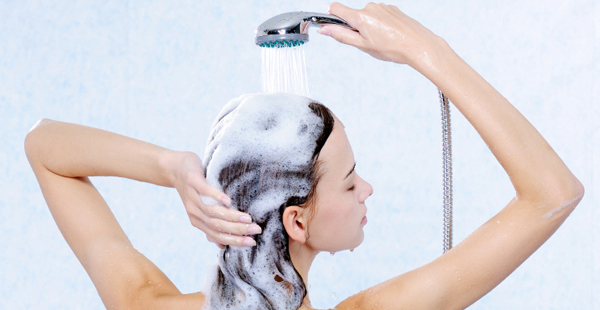 Мытье волос в душе